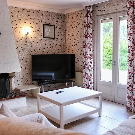 Piscine Face Au Grand Luberon