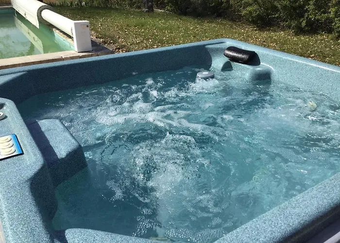 Piscine Face Au Grand Luberon * Cereste