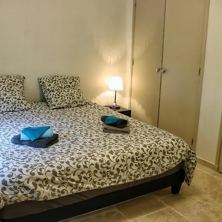 Piscine Face Au Grand Luberon *