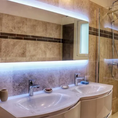 Piscine Face Au Grand Luberon Villa