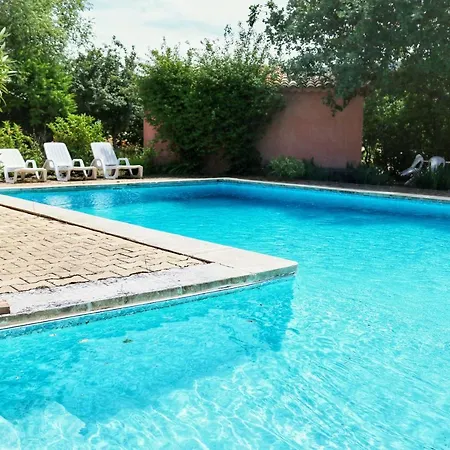 Piscine Face Au Grand Luberon Cereste