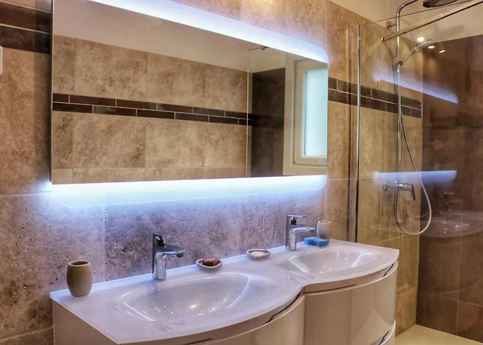 Piscine Face Au Grand Luberon Villa