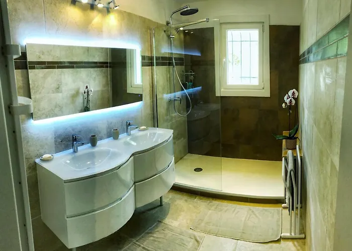 Piscine Face Au Grand Luberon Villa