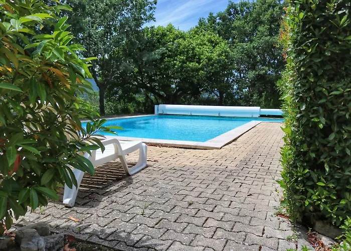 Piscine Face Au Grand Luberon Cereste